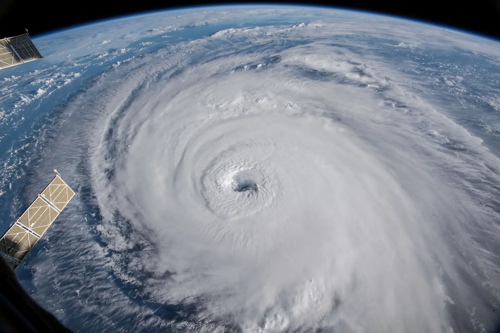 Furacão Florence desceu para categoria 2 mas o perigo mantém-se