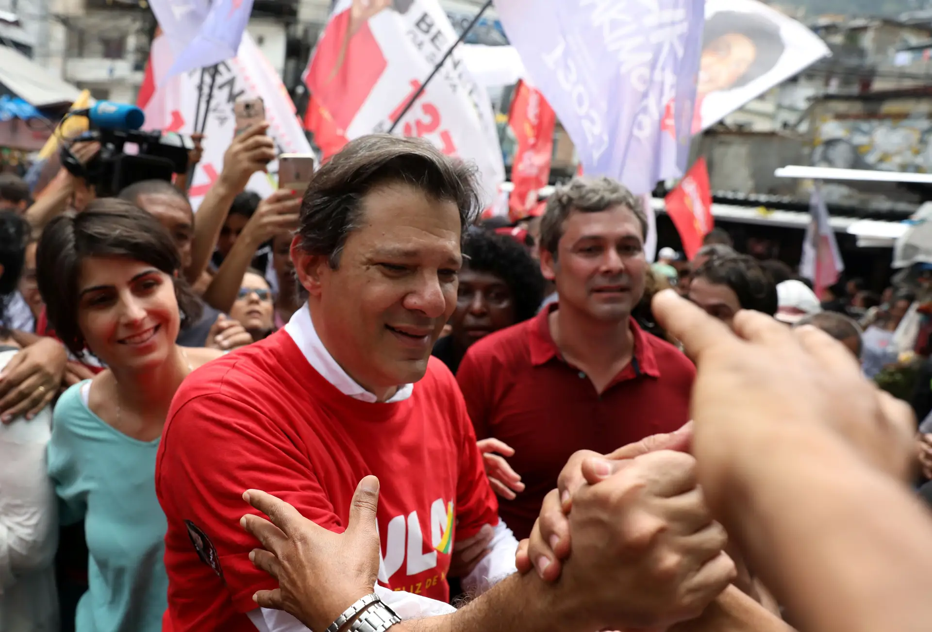 Haddad sobe nas sondagens brasileiras mas Bolsonaro mantém liderança