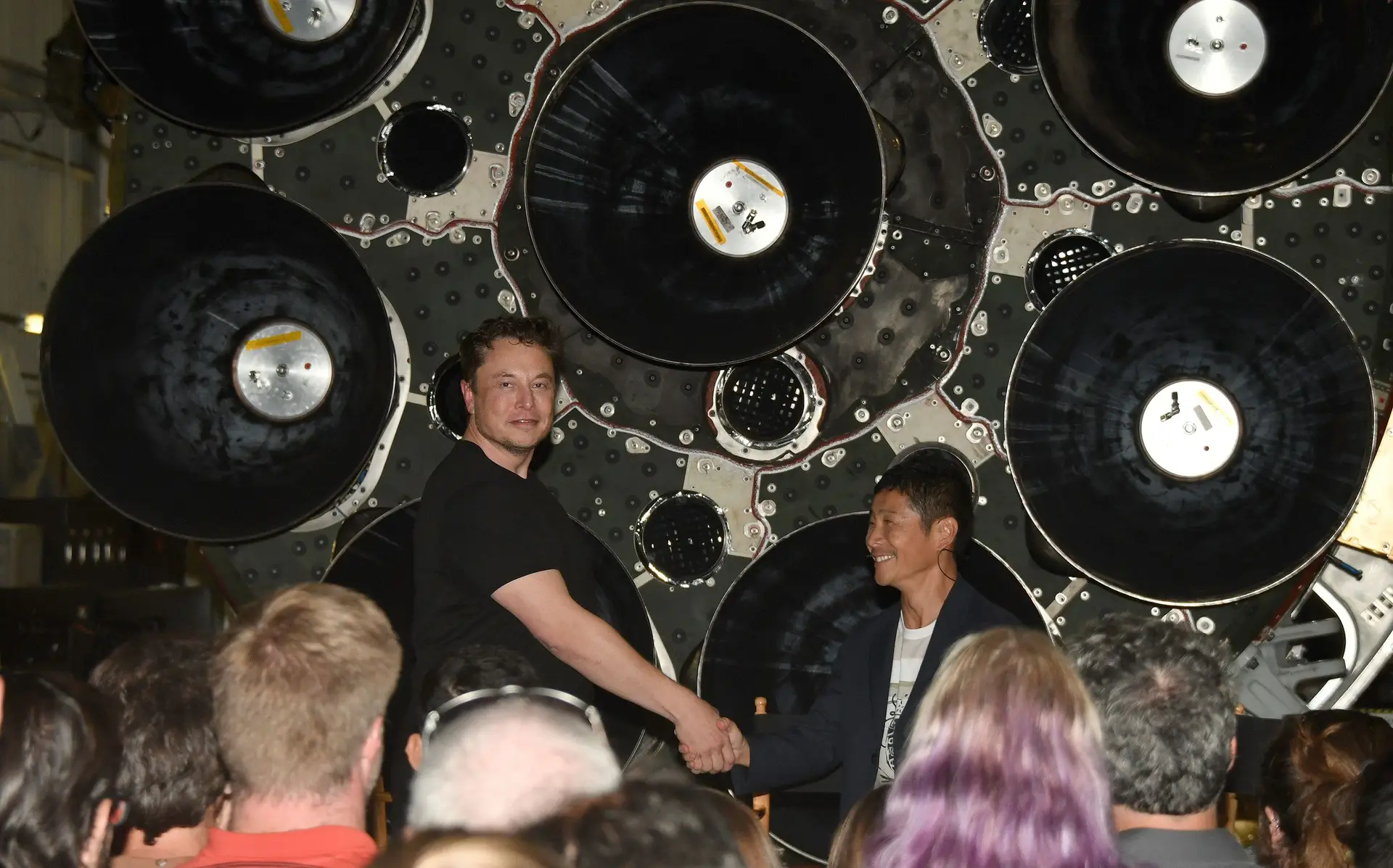 Elon Musk e Yusaku Maezawa na cerimónia realizada esta segunda-feira na sede da SpaceX, perto de Los Angeles.