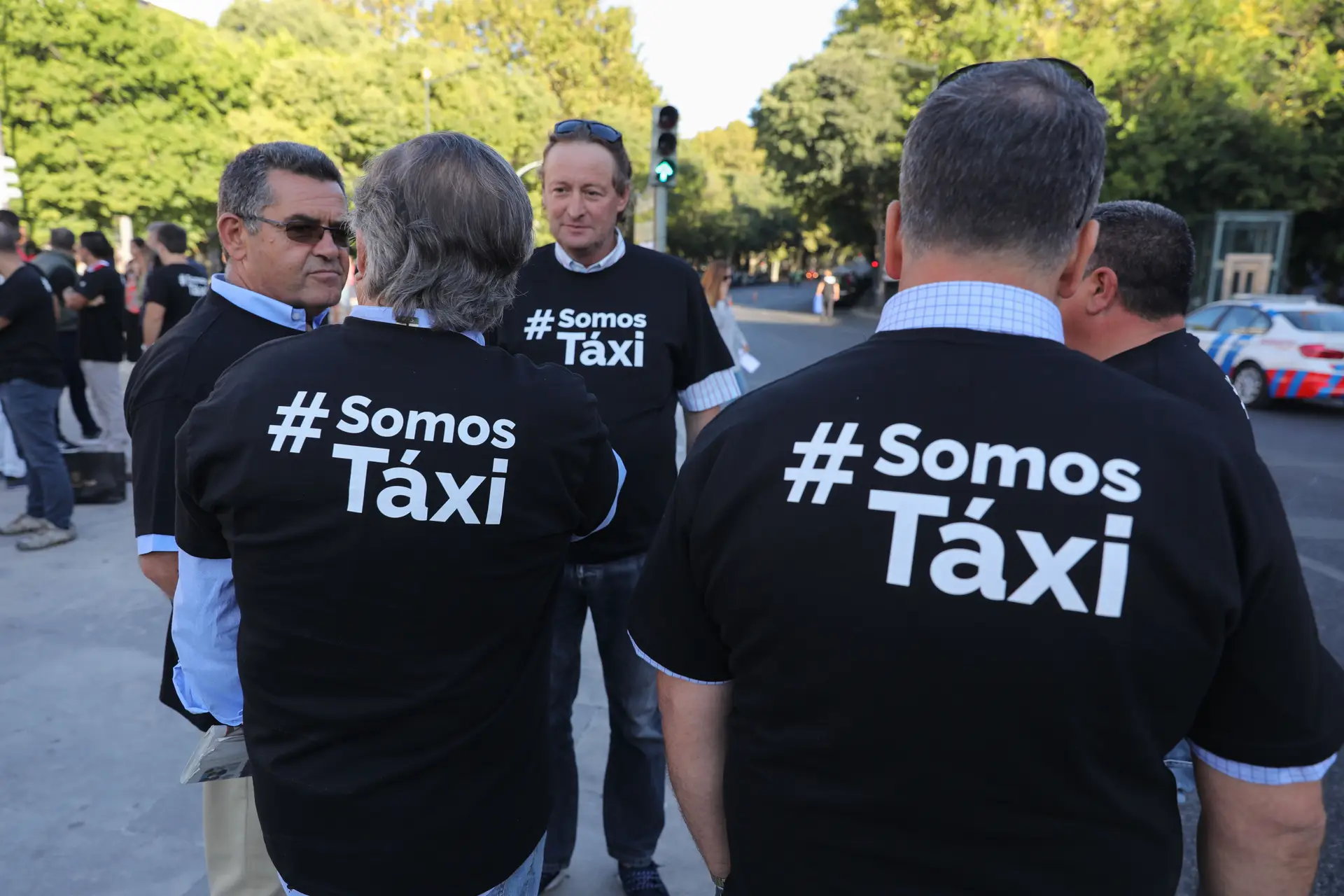 Taxistas aguardam resultados de reuniões com quase 1.500 carros parados