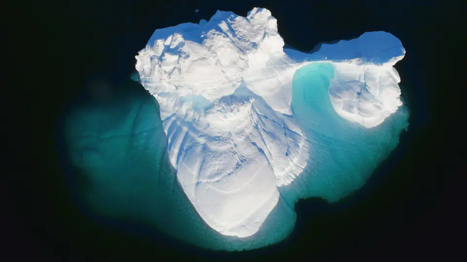 Icebergue flutua num fiorde perto de Tasiilaq, Gronelândia, junho de 2018.