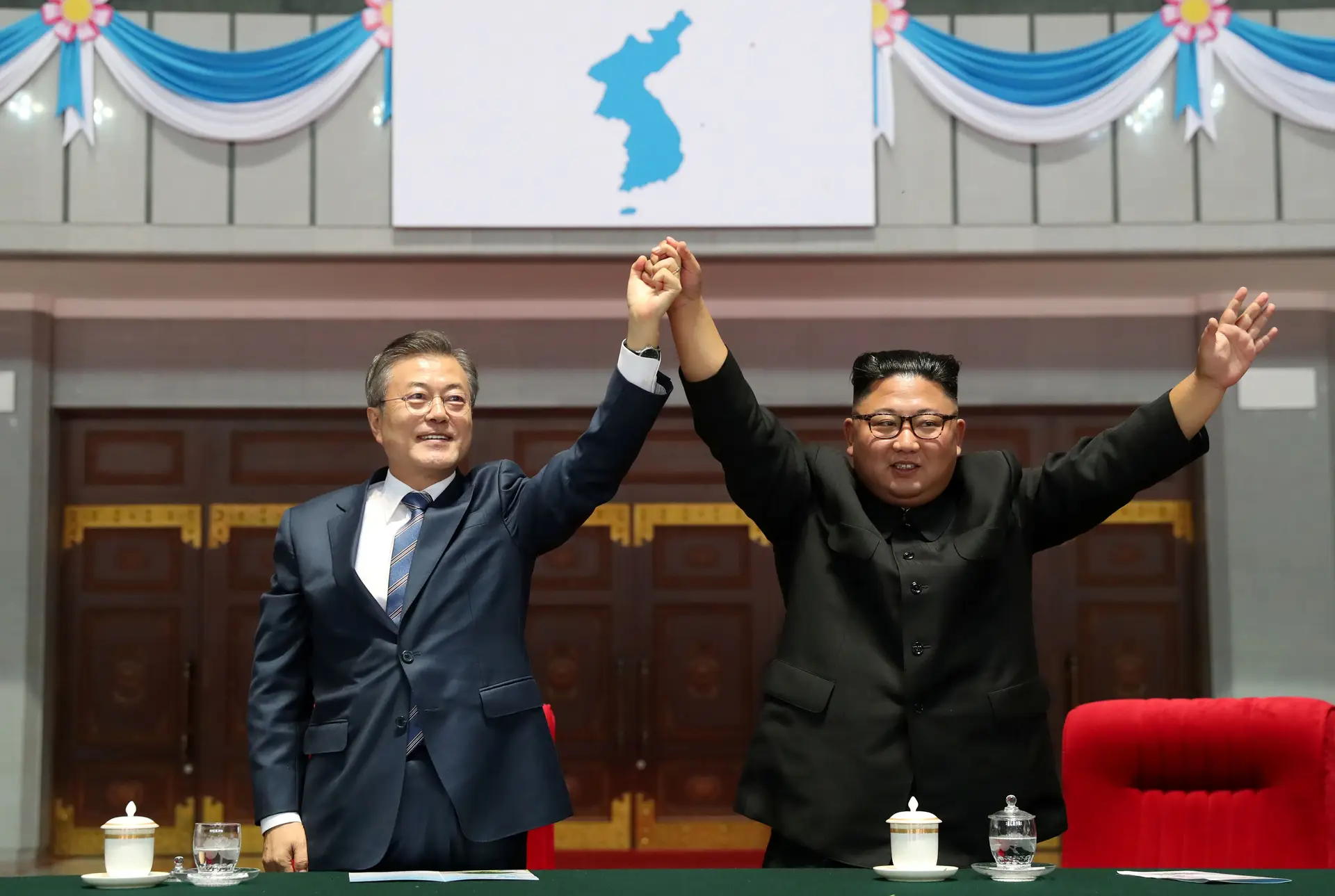 "Nós vivemos juntos por cinco mil anos e vivemos em separação por 70 anos. Proponho agora que eliminemos completamente a hostilidade dos últimos 70 anos e dêmos um grande passo em direção à paz", disse o Presidente da Coreia do Sul.