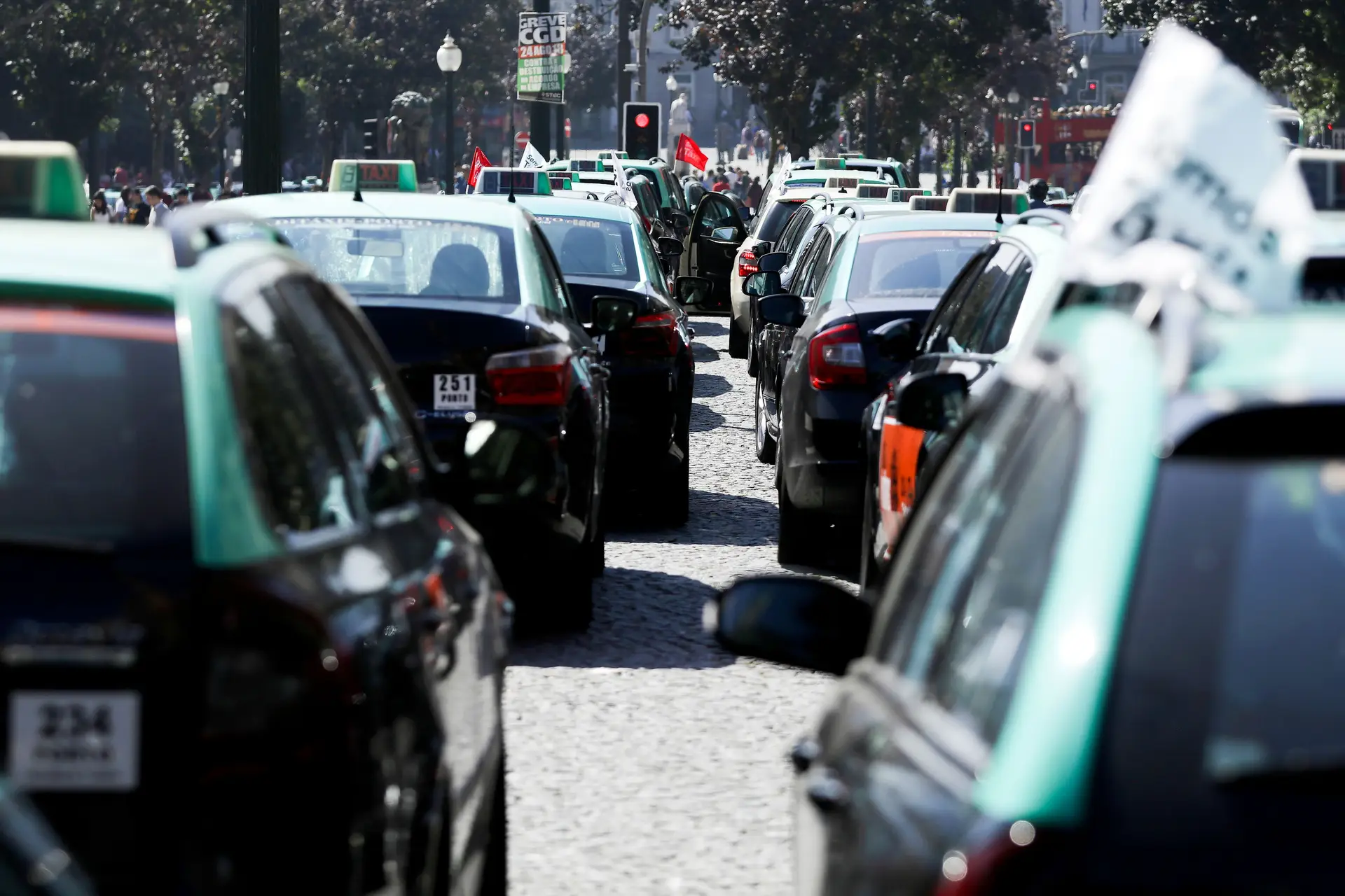 Taxistas decidem terminar protesto contra lei das plataformas eletrónicas