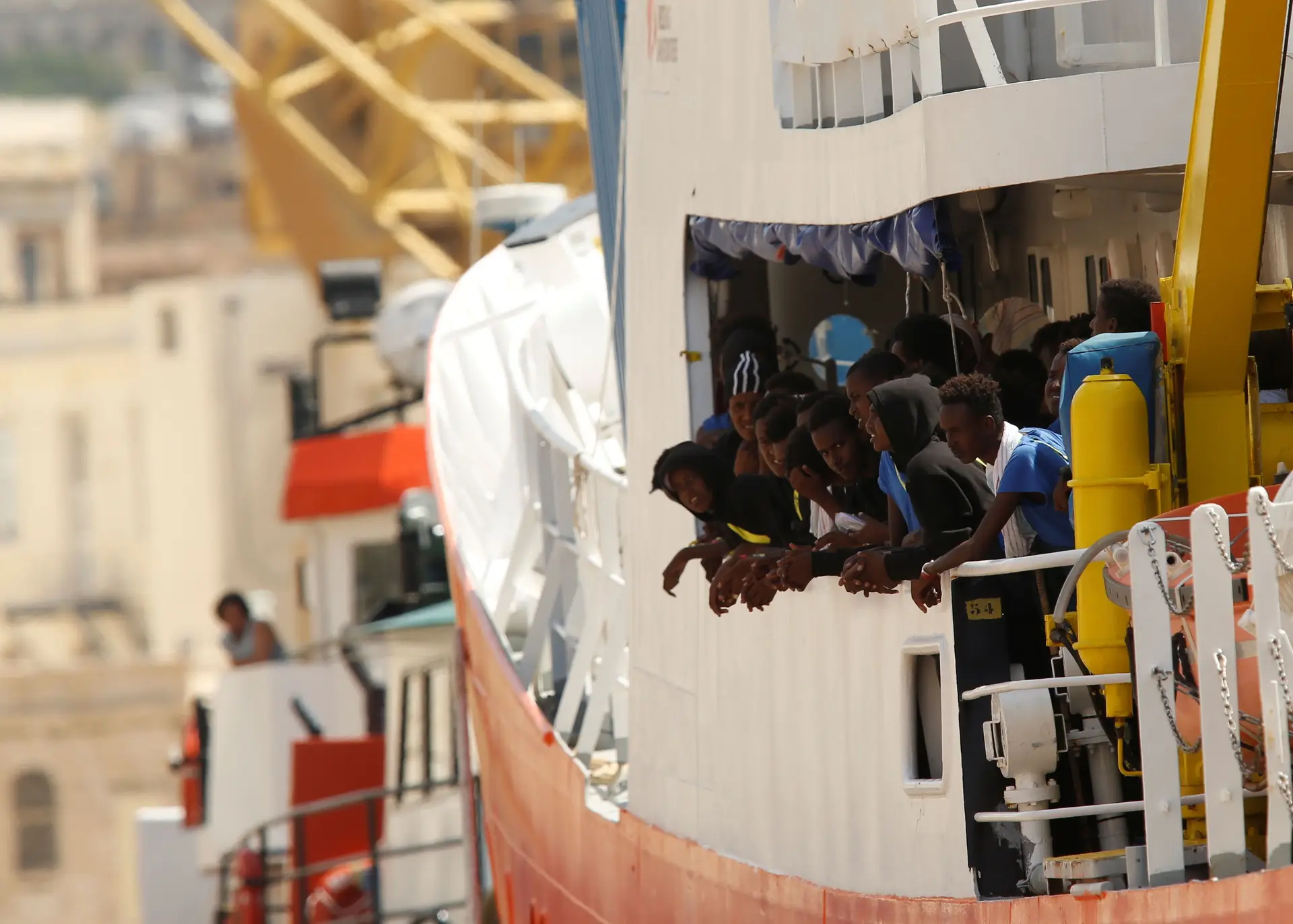 Portugal vai acolher 10 dos 58 migrantes que estão no navio Aquarius