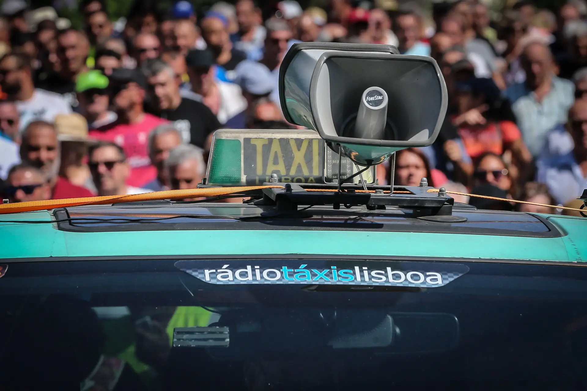Jornalistas atingidos por ovos durante discurso de desmobilização dos taxistas