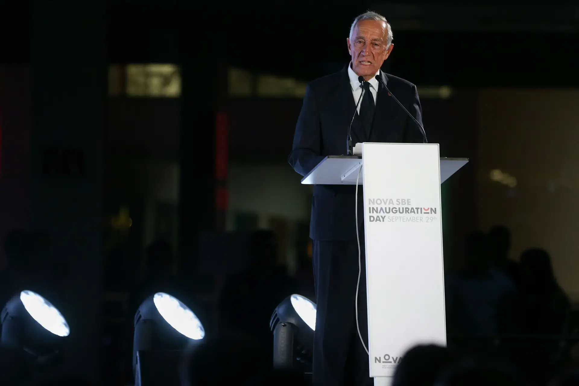 Marcelo condecora Nova Business School e destaca papel de Cavaco Silva