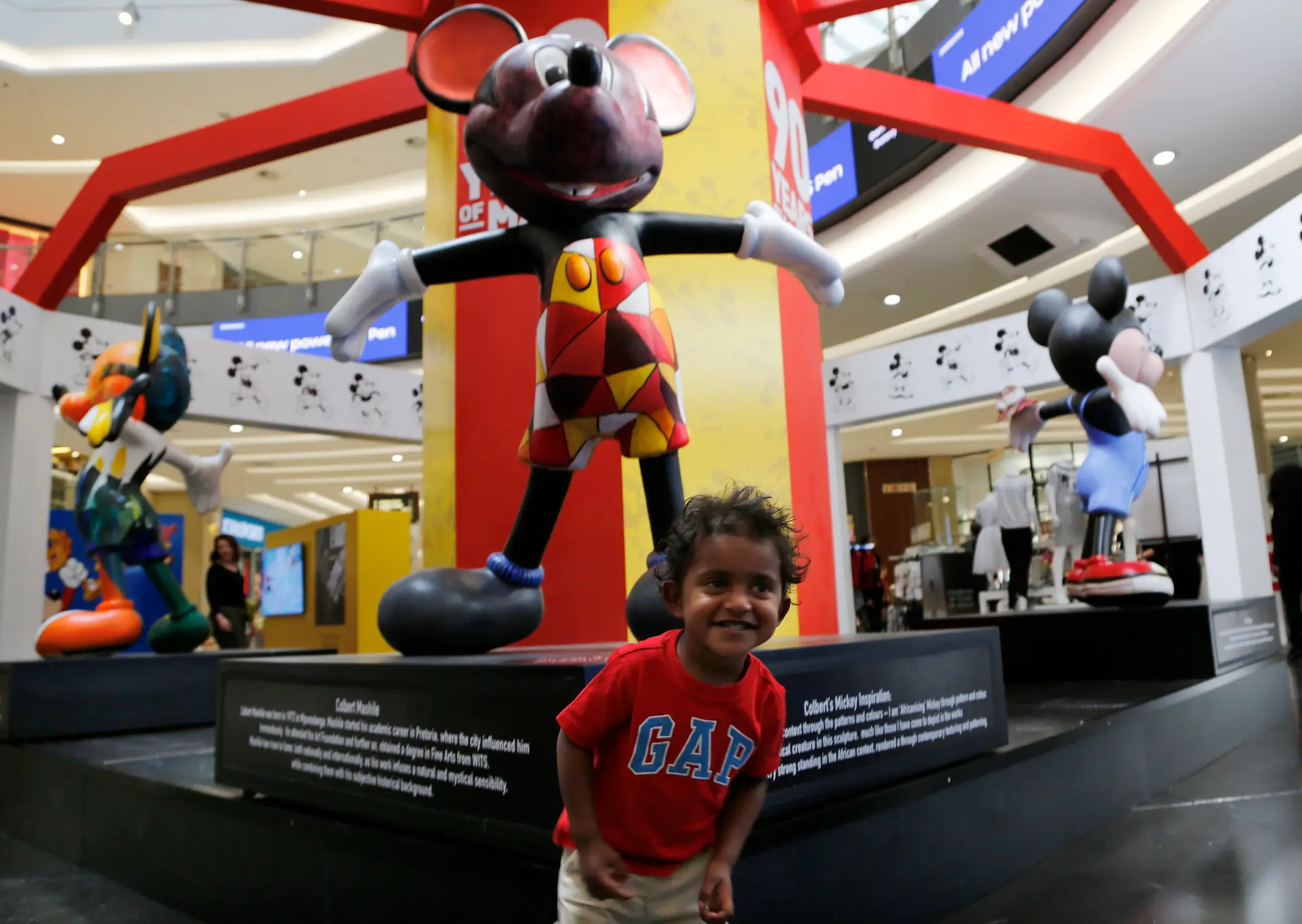 Rato Mickey com 'look' africano no 90.º aniversário