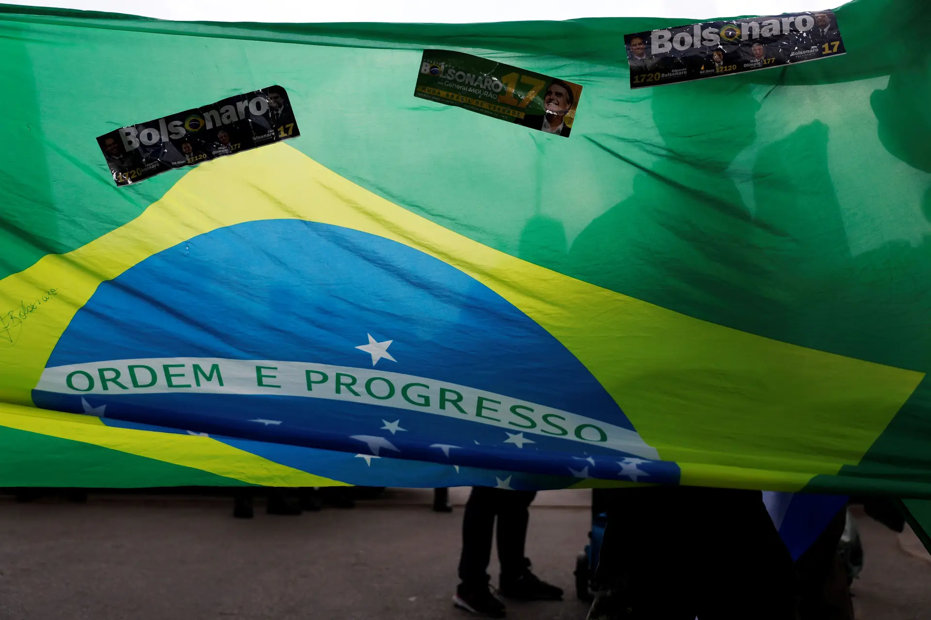 Candidatos à presidência do Brasil juntos em debate decisivo antes da votação de domingo