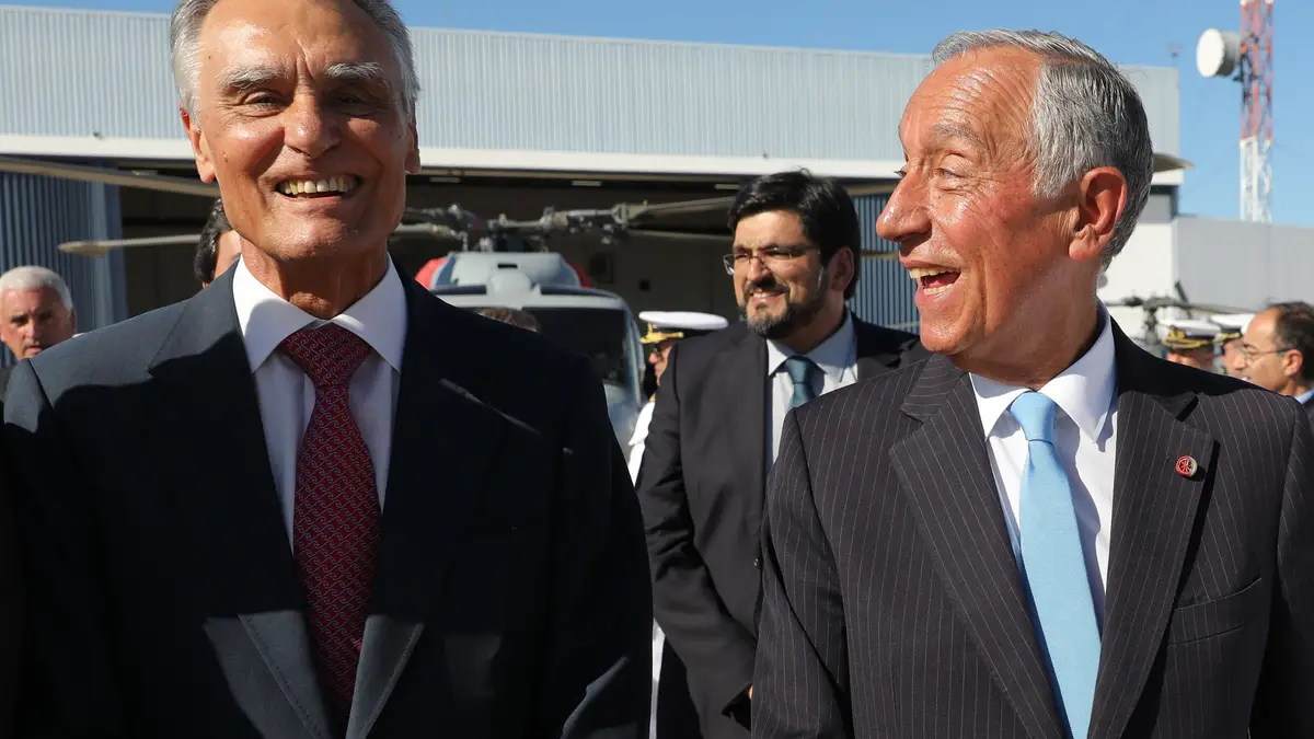 O Presidente da República, Marcelo Rebelo de Sousa, conversa com o seu antecessor, Aníbal Cavaco Silva, na cerimónia dos 25 anos da Esquadrilha de Helicópteros da Marinha, na Base Aérea N.º 6 no Montijo.