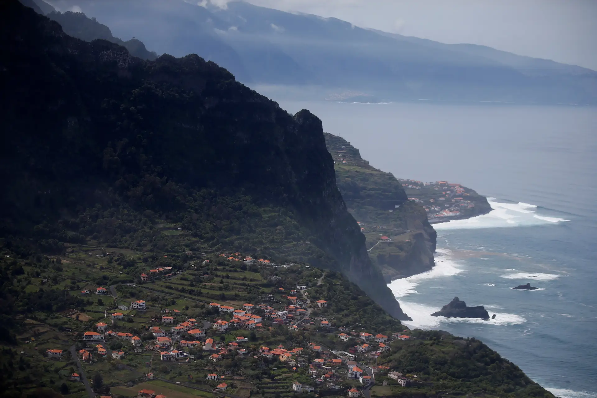 Veja a passagem da tempestade Leslie ao largo da Madeira e em