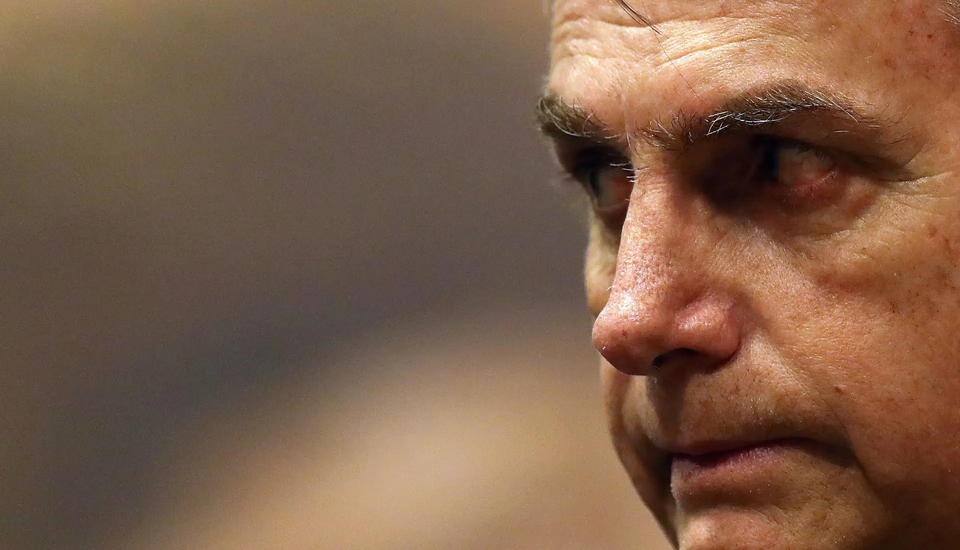 Bolsonaro diz que já está com a mão na faixa presidencial