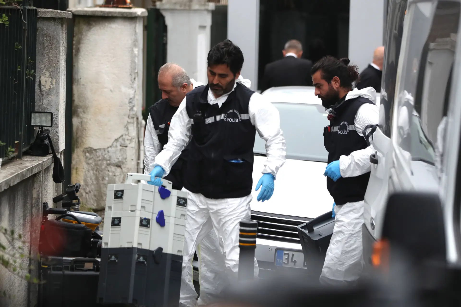 Equipa forense nas instalações do conulado saudita em istambul.