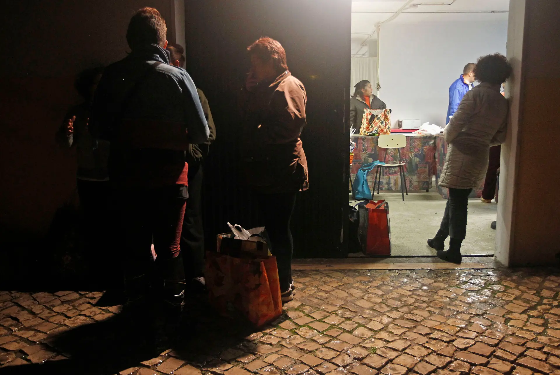 Organização em Azeitão que oferece alimentos e refeições quentes às famílias carenciadas.