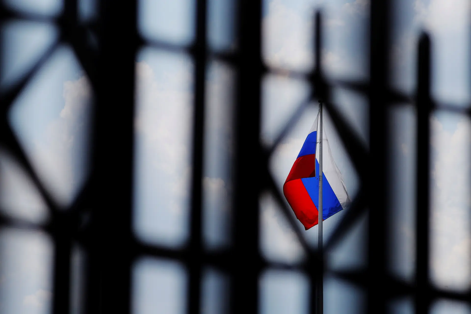 Mulher russa acusada de influenciar opinião pública norte-americana sobre eleições