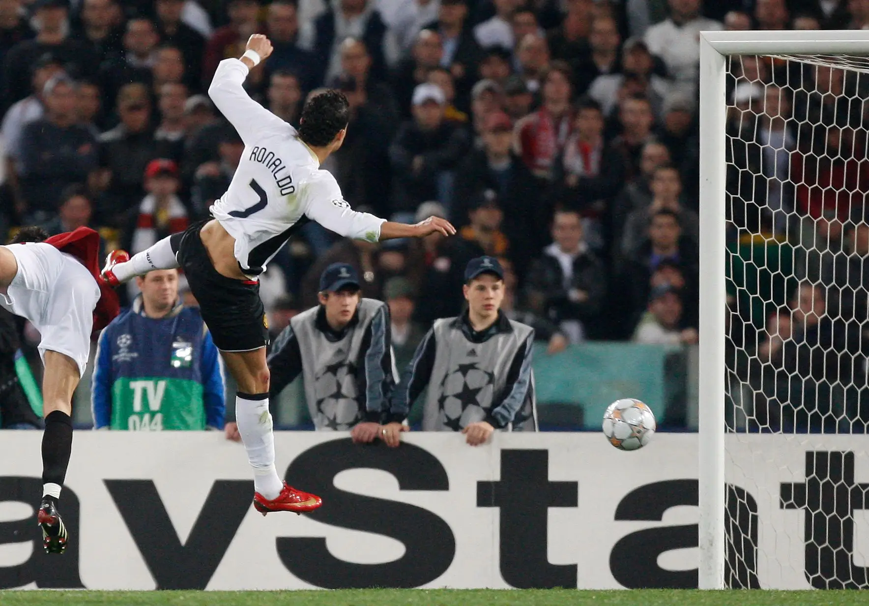 Gary Neville considera que o melhor golo de sempre foi marcado por Cristiano Ronaldo