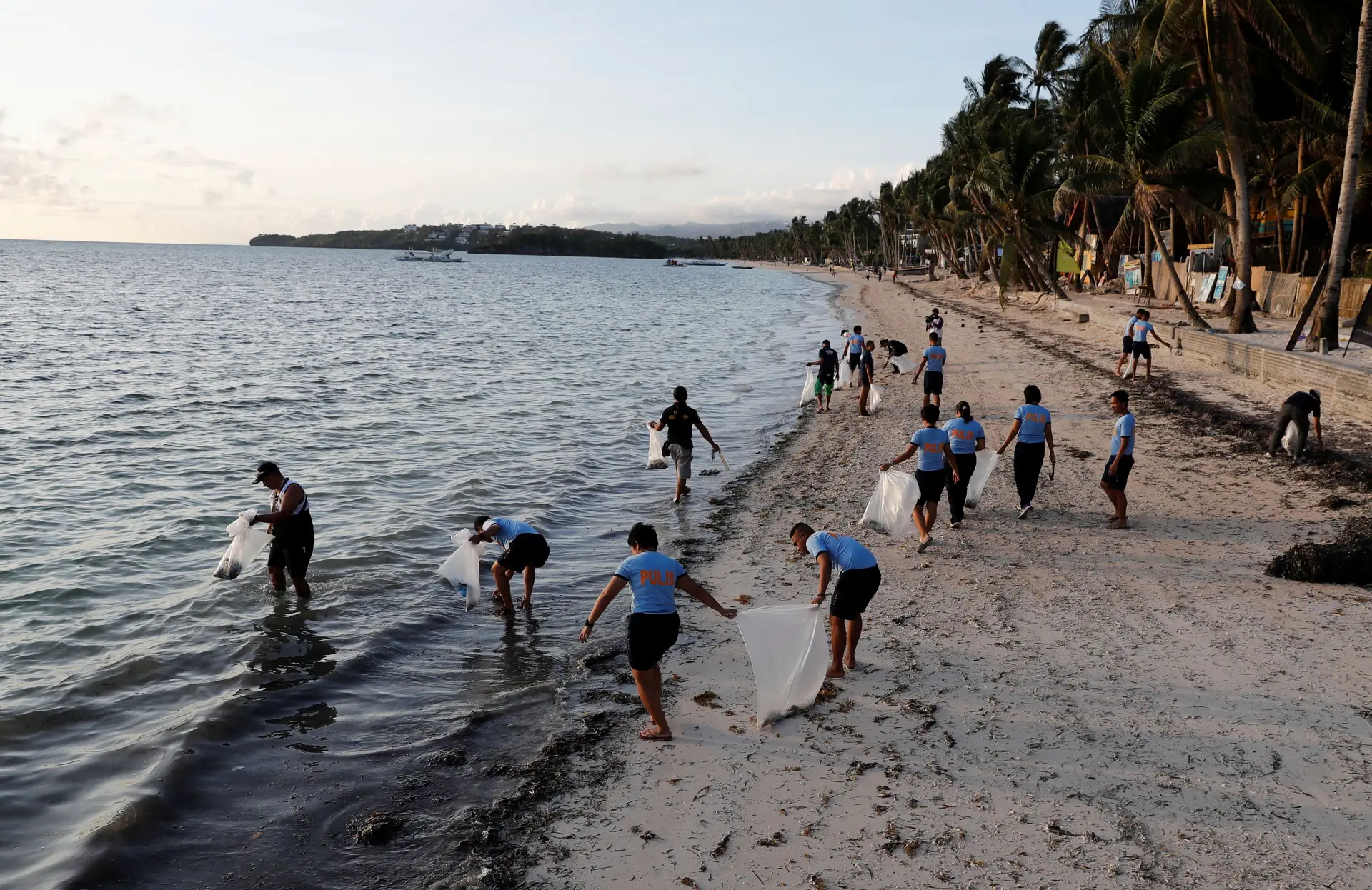 Ilha Boracay volta a receber turistas agora proibidos de fumar, comer ou  beber nas praias - SIC Notícias