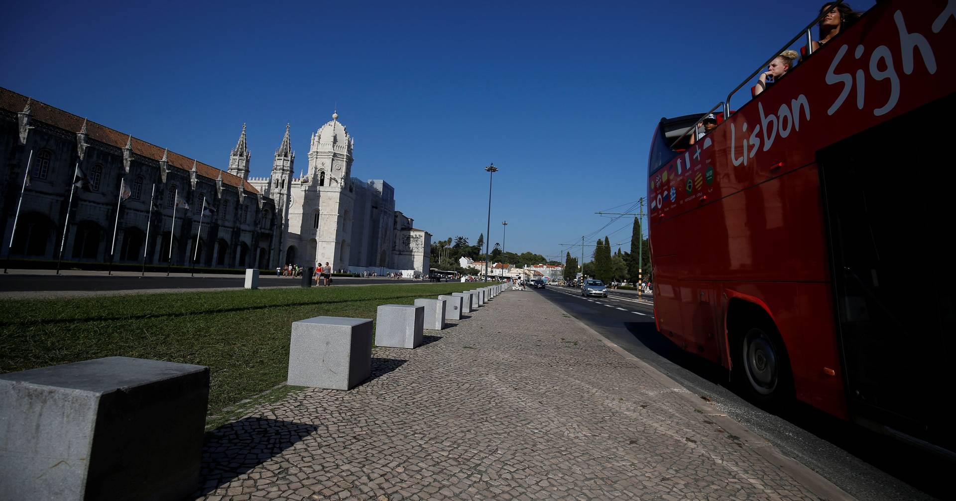 França expulsa estudantes por não respeitarem homenagem ao