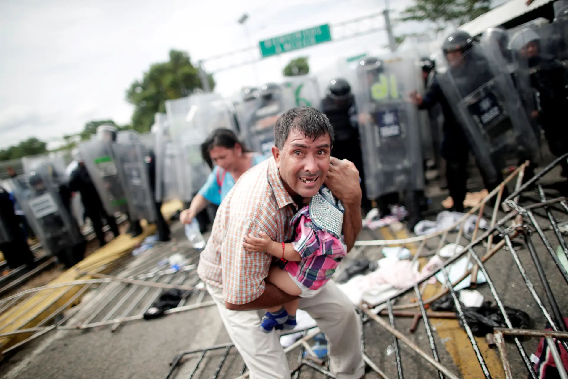 EUA mobilizam centenas de militares para fronteira com o México
