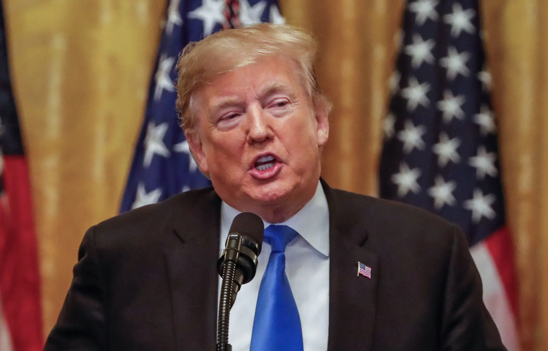 Trump disse aos militares na fronteira que devem abrir fogo se forem apedrejados