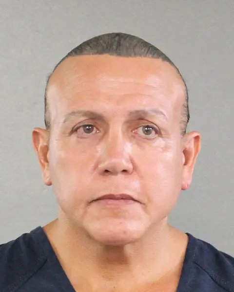 Homem que terá enviado pacotes explosivos nos EUA acusado de cinco crimes