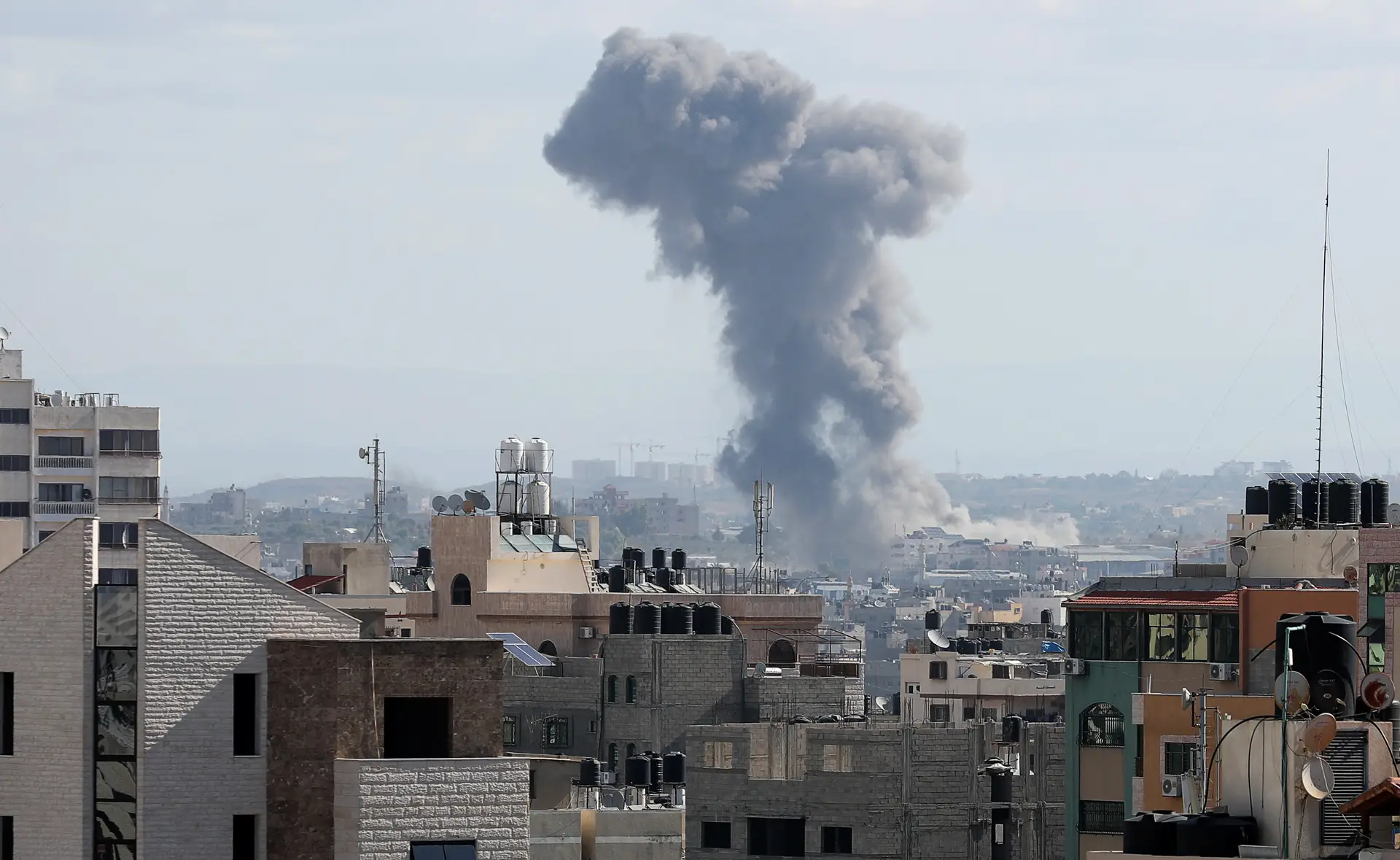Israel ataca Faixa de Gaza em resposta ao lançamento de trinta rockets
