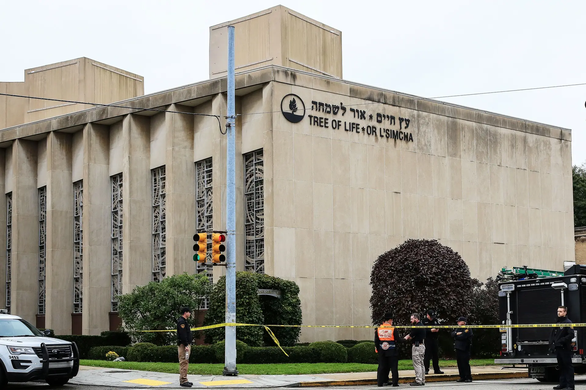 Autor do massacre numa sinagoga em Pittsburgh acusado de 29 crimes federais