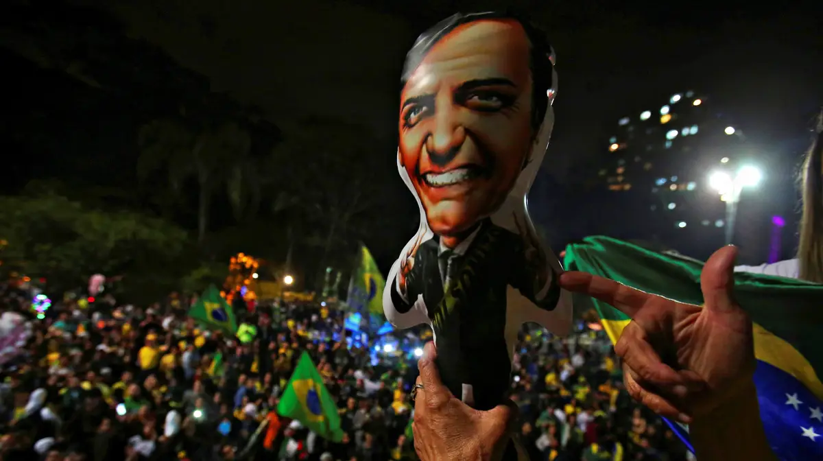 O candidato da extrema-direita, Jair Bolsonaro, é o novo Presidente do Brasil, com cerca de 55% dos votos.