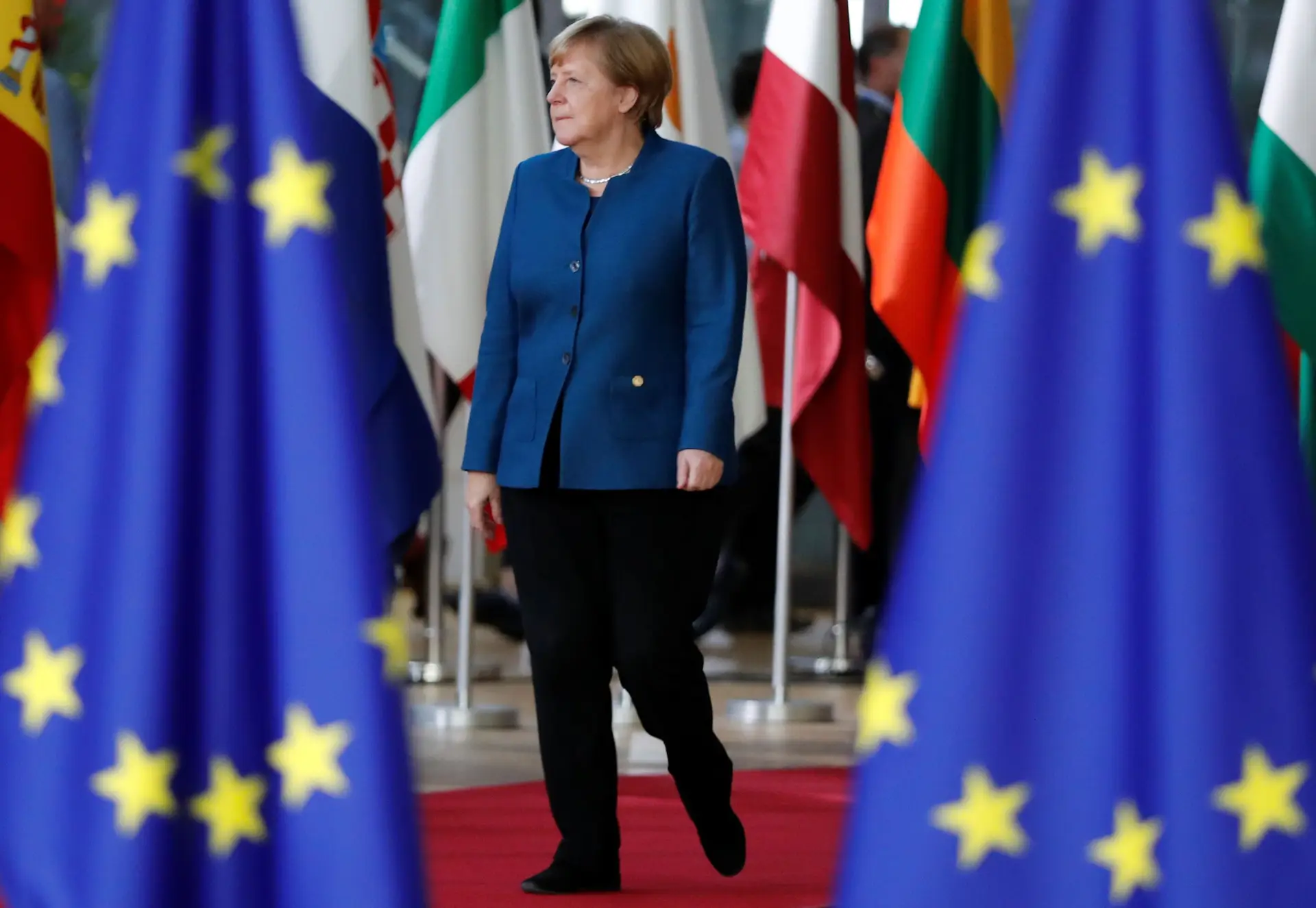 Bruxelas recusa comentar (para já) renúncia de Merkel à reeleição na CDU