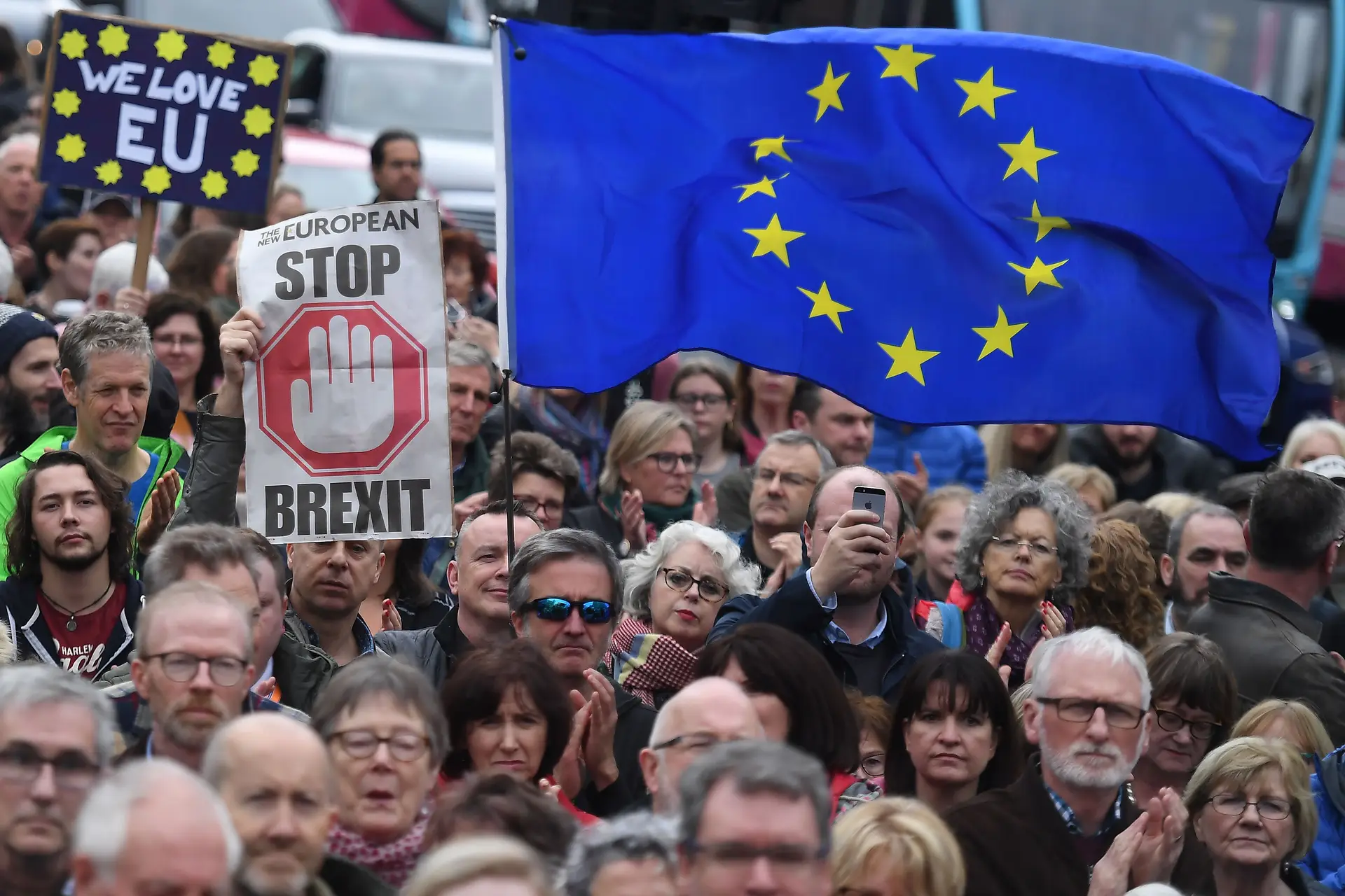 Rascunho de acordo do Brexit garante direitos dos europeus a residir no Reino Unido