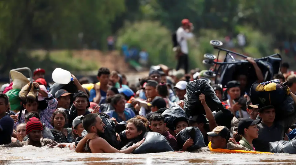 Segundo a Associated Press, pelo menos cinco mil migrantes concentraram-se na zona sul do México a tentar avançar para a fronteira dos Estados Unidos. Do lado da Guatemala outros milhares de migrantes tentam entrar nas fronteiras mexicanas.