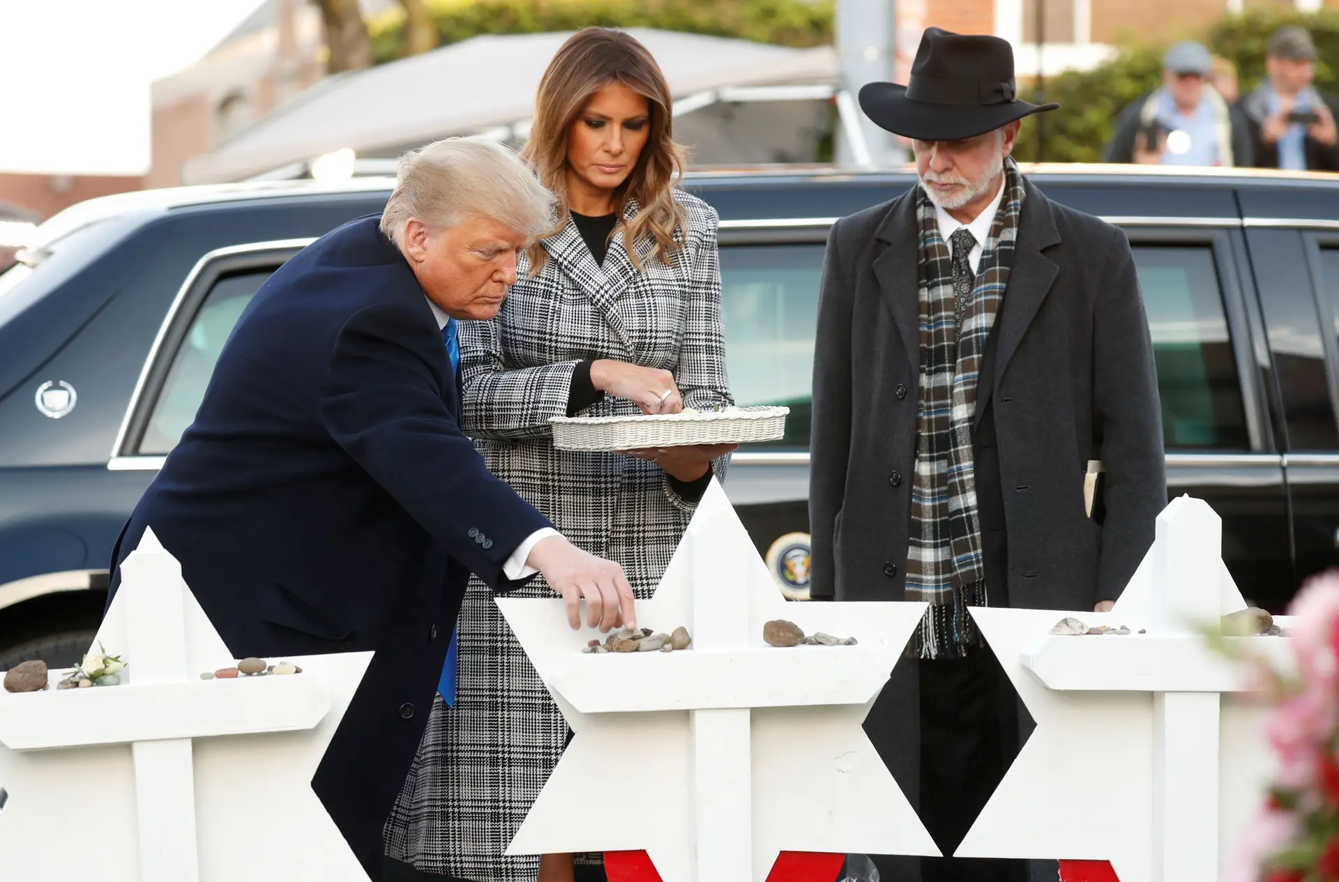 Trump acende velas na sinagoga onde 11 pessoas foram mortas a tiro