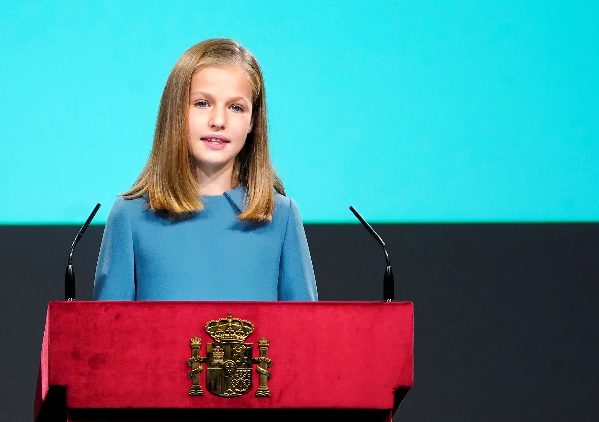 No dia em que celebra os 13 anos, a herdeira ao trono de Espanha, a princesa Leonor, discursou pela primeira vez ao público, num evento oficial para assinalar o 40.º aniversário da Constituição espanhola.