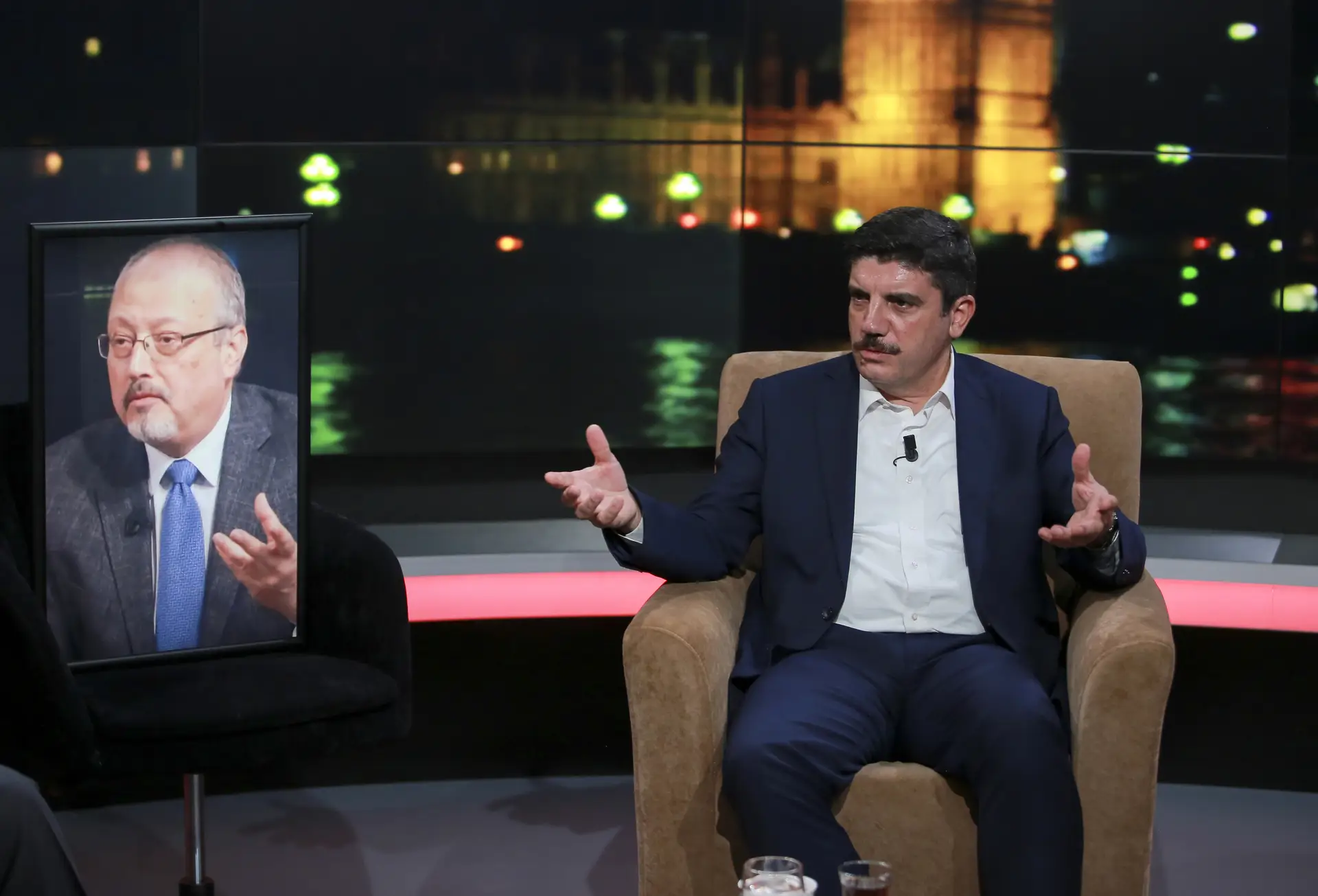 Yasin Aktaym, o conselheiro do Presidente turco, durante um programa da TV em sobre a morte do jornalista saudita Jamal Khashoggi, morto há um mês no consulado do seu país em Istambul.