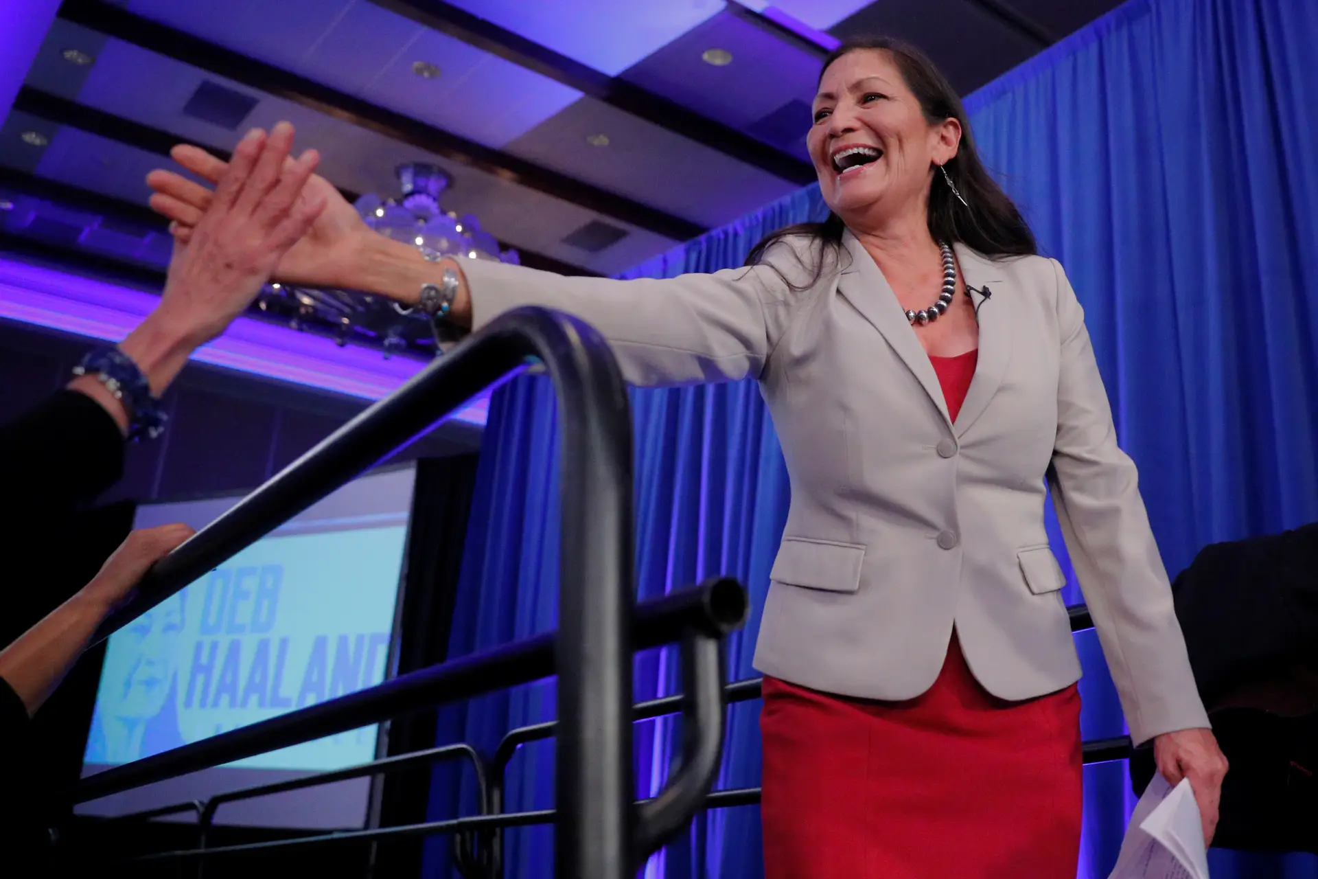 Deb Haaland é uma das primeiras mulheres indígenes a ser eleita para o Congresso.