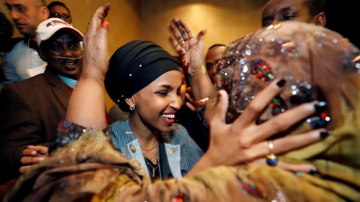 Fez-se História nas eleições intercalares dos EUA: foram eleitas para o Congresso mulheres nativo-americanas, muçulmanas (na fotografia, a somali Ilhan Omar), lusodescendentes e latinas. Mais de 100 mulheres foram eleitas contra 84 do mandato anterior. Um recorde batido pela primeira vez, 102 anos depois de a primeira mulher ter conquistado um assento no Congresso norte-americano.