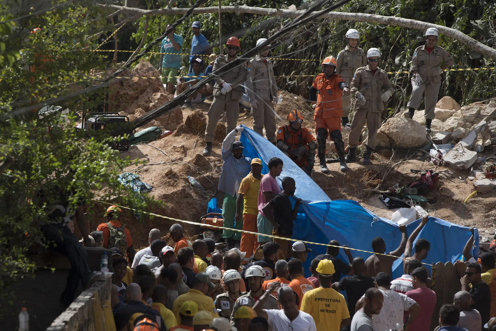 Sobe Para 15 O Número De Mortos Em Deslizamento De Terra No Rio De Janeiro Sic Notícias 