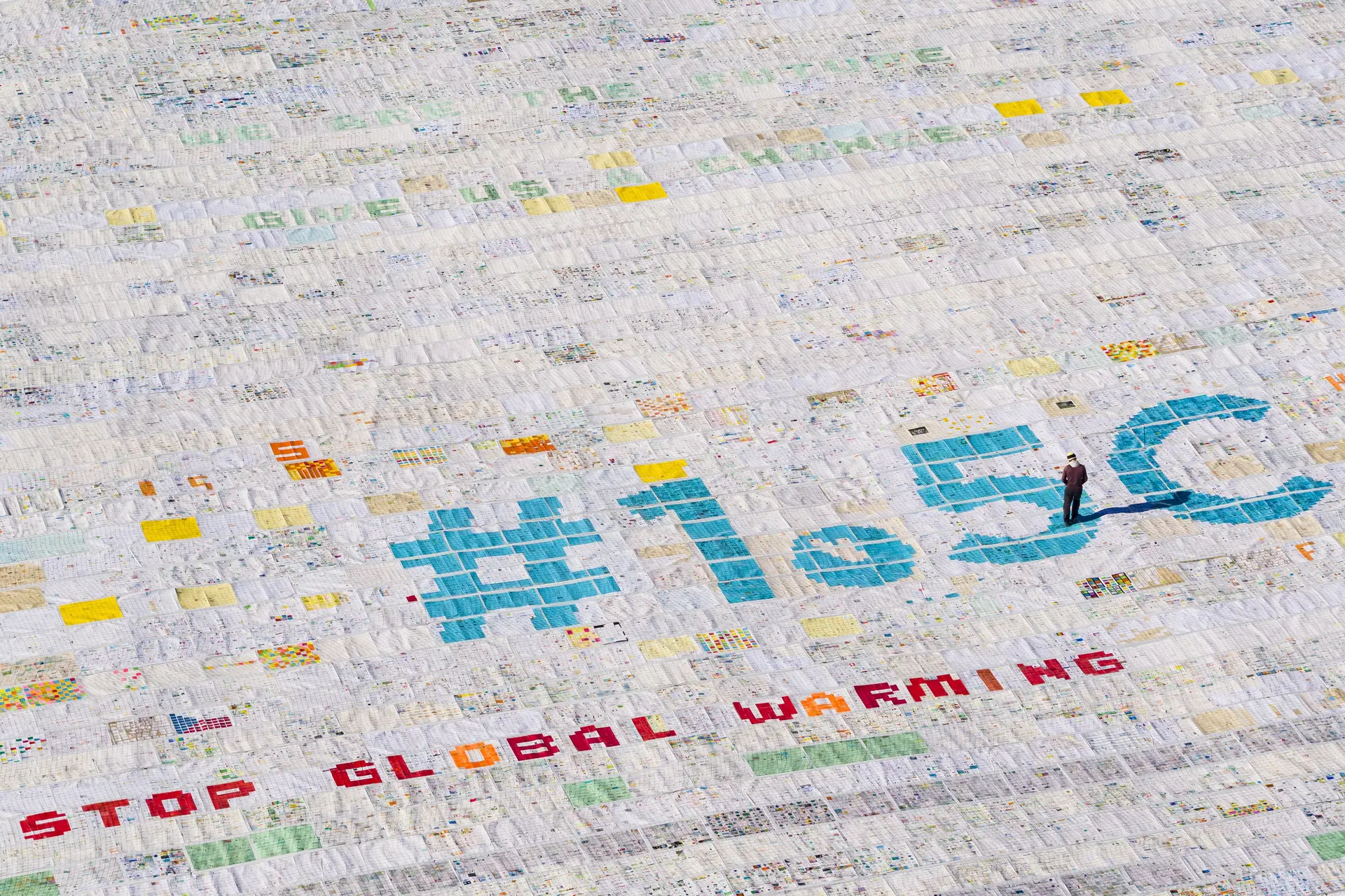 Um postal gigante, composto por mais de 125 mil postais individuais, com mensagens para lutar contra o aquecimento global.