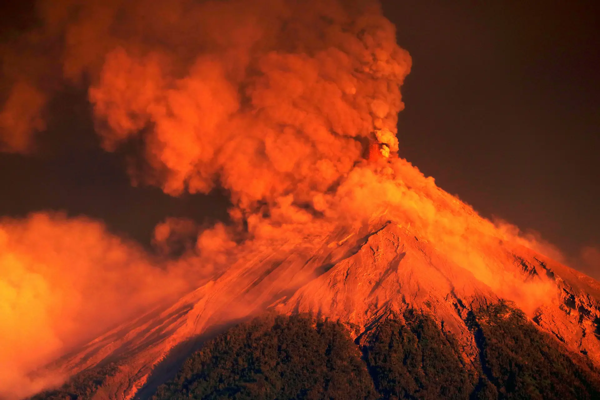 Vulcão Fuego entra em erupção