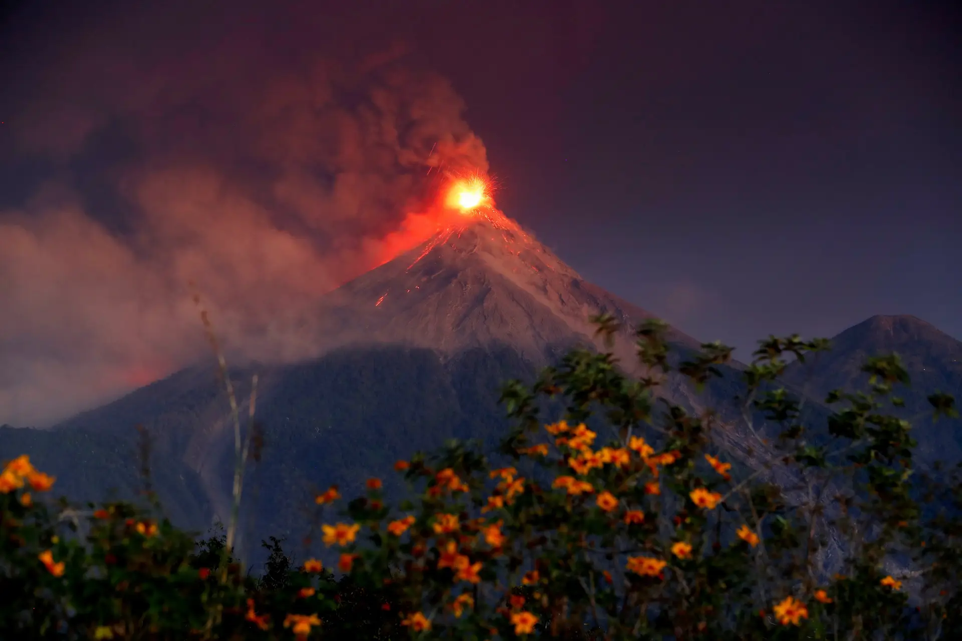 Vulcão Fuego entra em erupção