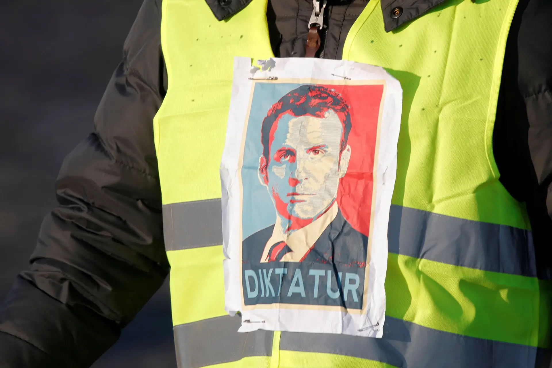Movimento "coletes amarelos" promete bloquear Paris no próximo sábado