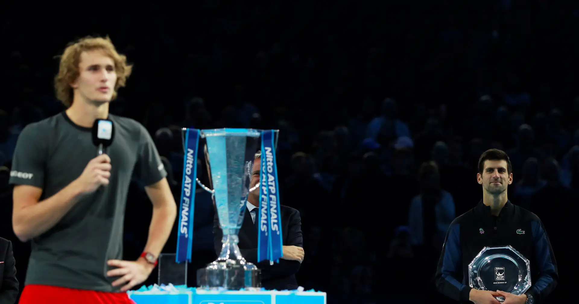 Zverev surpreende Djokovic e conquista ATP Finals