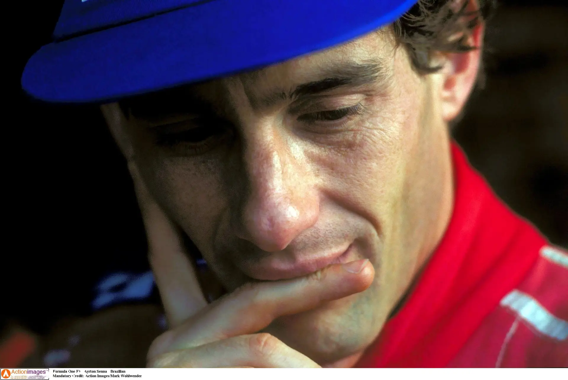 Piloto brasileiro Ayrton Senna imortalizado com escultura na sede do ACP