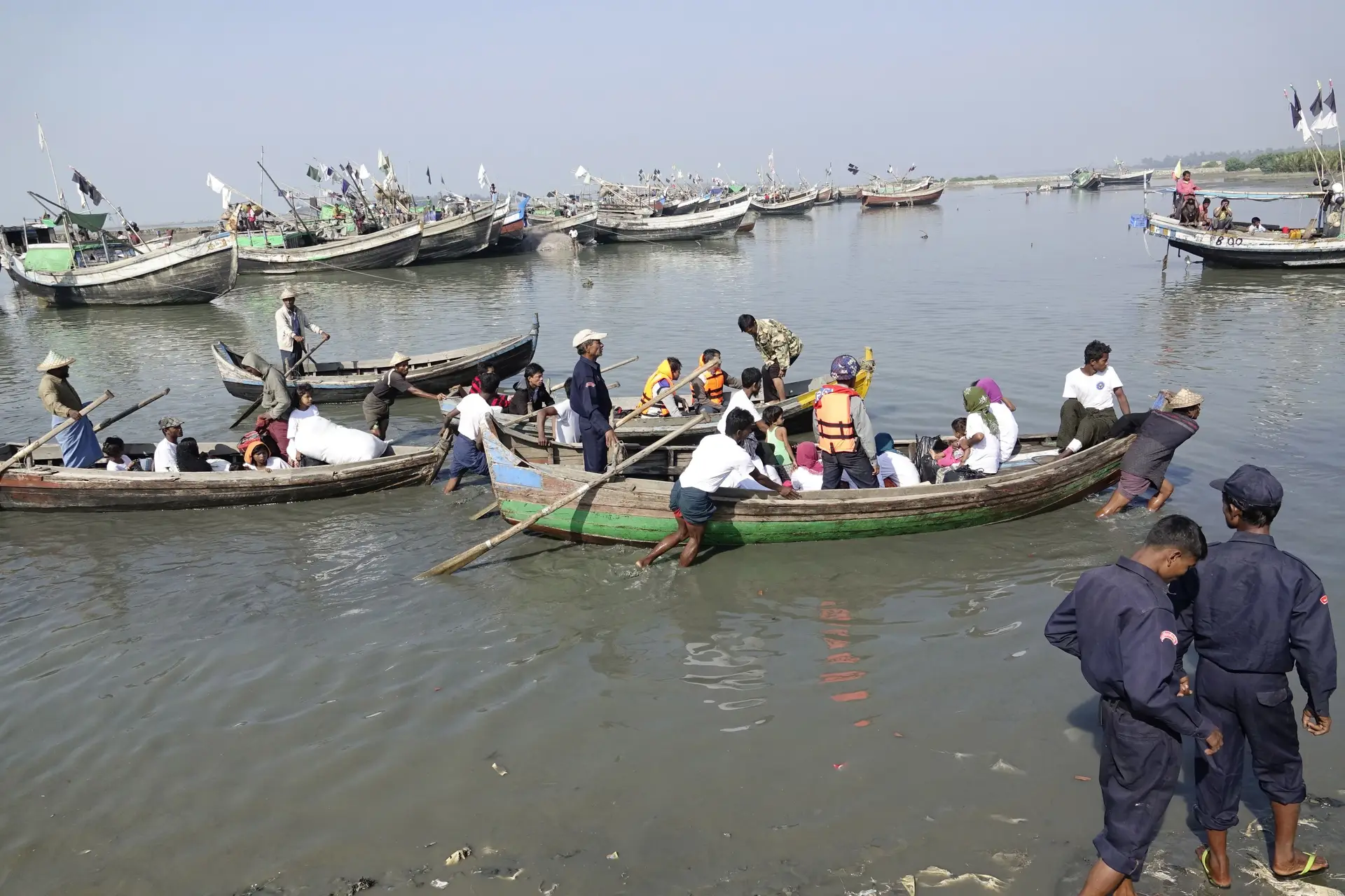 O grupo de 106 muçulmanos rohingya tentava fugir de barco para a Malásia mas foi interceptado pela polícia de Myanmar e obrigado a regressar a terra, a cerca de 30 quilómetros de Yangon, a principal cidade e antiga capital da Birmânia.