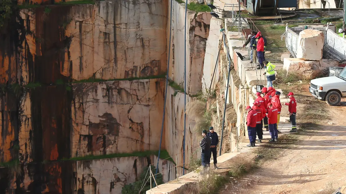 O acidente, de acordo com a Proteção Civil, provocou, pelo menos, dois mortos, além de haver três pessoas desaparecidas.