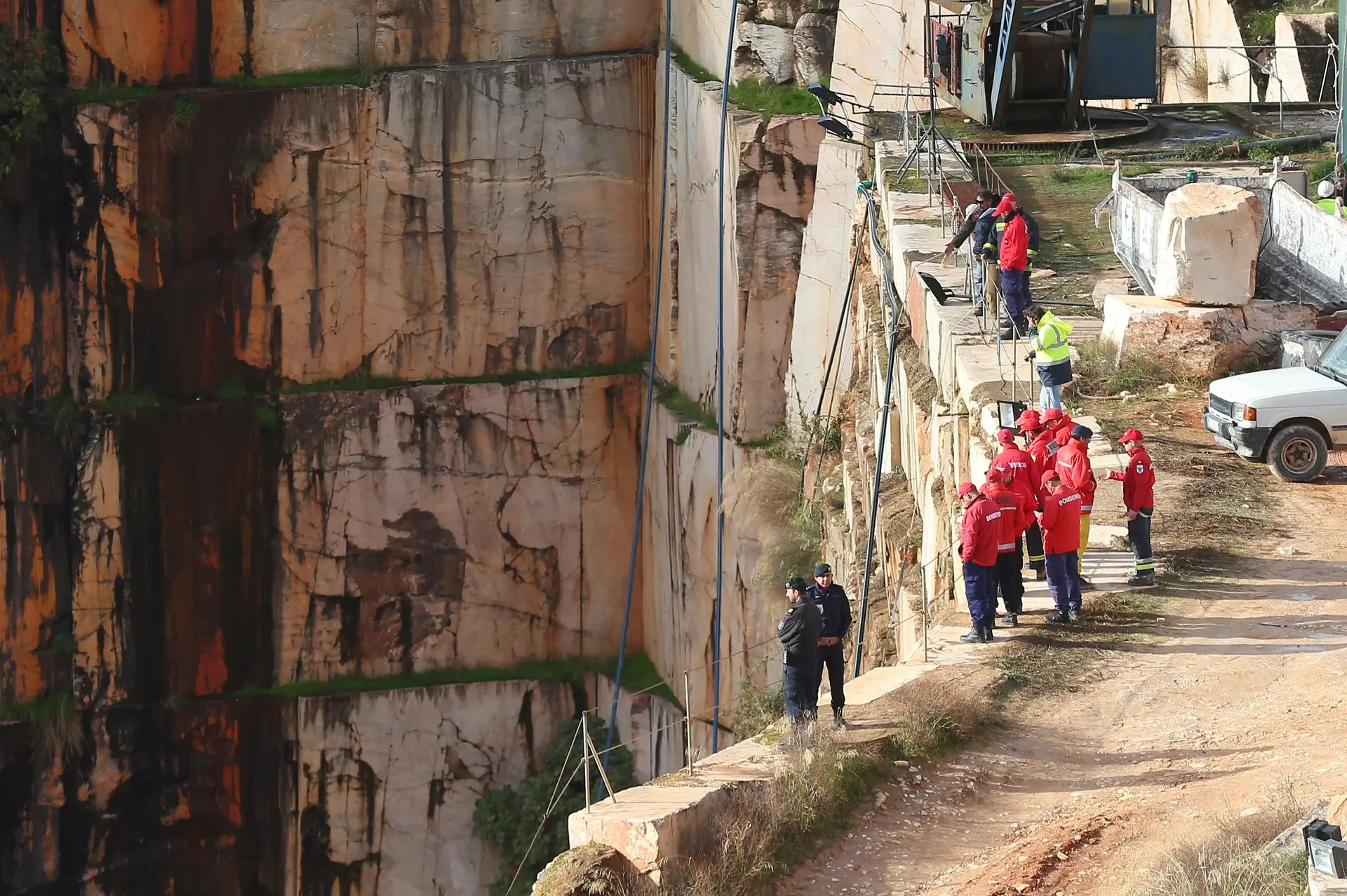 O acidente, de acordo com a Proteção Civil, provocou, pelo menos, dois mortos, além de haver três pessoas desaparecidas.