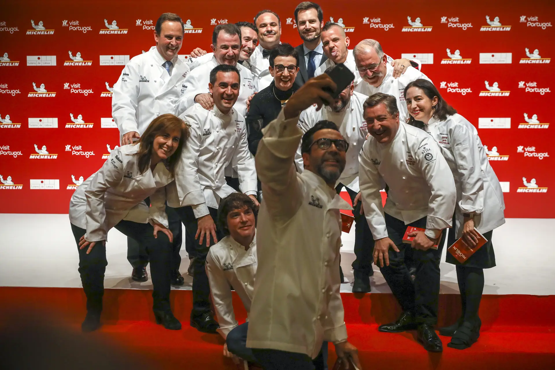 A secretária de Estado do Turismo, Ana Mendes Godinho (E), acompanhada pelo presidente da Câmara Municipal de Lisboa, Fernando Medina (2-E), posam para uma fotografia com os Chefs de Cozinha que venceram a quarta Estrela Michelin, na Gala de apresentação do Guia Michelin Espanha e Portugal 2018, no Pavilhão Carlos Lopes em Lisboa