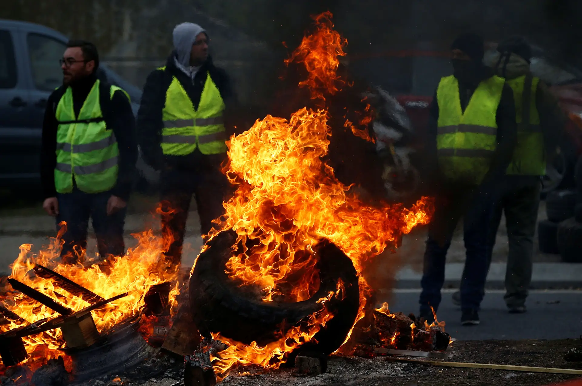Em Nantes, os chamados "coletes amarelos" protestam contra o aumento dos combustíveis em França. O protesto  estende-se também até à Ilha Reunião, no Ìndico onde 16 polícias ficaram feridos nos confrontos com os manifestantes