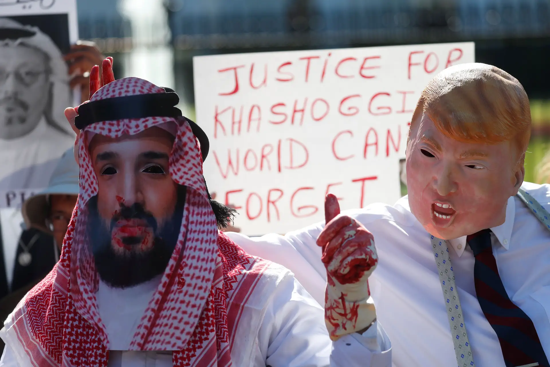 Ativistas protestam contra o assassínio do jornalista Jamal Kashoggi em Washington, EUA