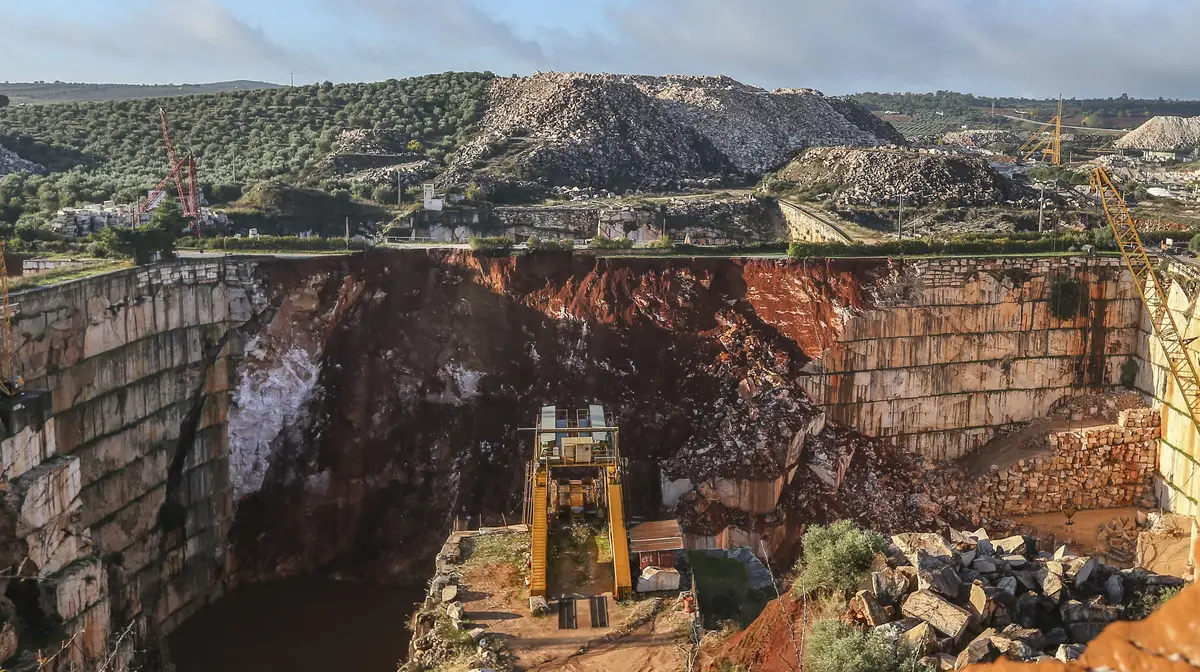 Também conhecida pela estrada das Pedreiras, a EN255 divide várias pedreiras entre Borba e Vila Viçosa, no distrito de Évora, algumas em explorações outras com laborações interrompida, como seria o caso do troço que ruiu esta segunda-feira, 19 de novembro.