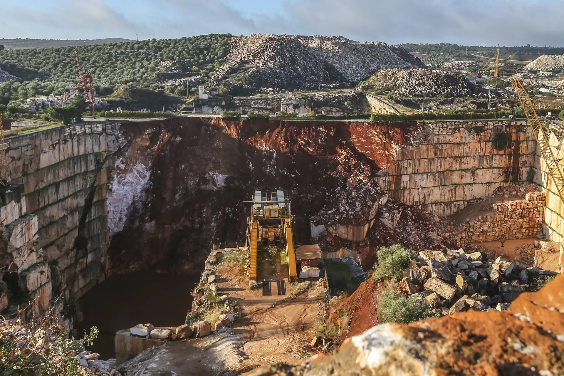 Também conhecida pela estrada das Pedreiras, a EN255 divide várias pedreiras entre Borba e Vila Viçosa, no distrito de Évora, algumas em explorações outras com laborações interrompida, como seria o caso do troço que ruiu esta segunda-feira, 19 de novembro.